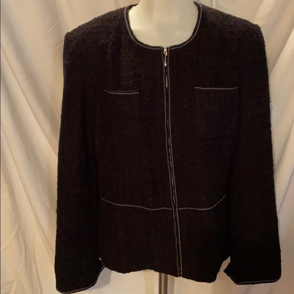 Woman’s jacket blazer. Lined with two pockets.